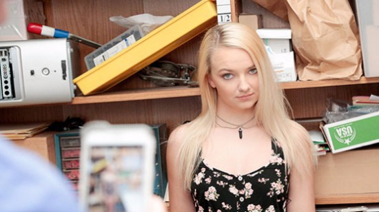 Sarışın Hırsız, Hapse Girmemek İçin Güvenlikle Sikişiyor Türkçe Altyazılı Porno